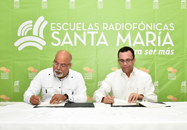  Ministro de Educación y director de Radiofónicas Santa María firman convenio para educación a distancia