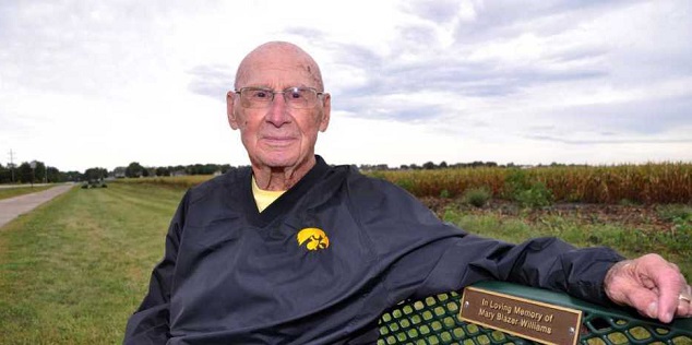  Bob Williams de Long Grove, Iowa, apodado el Candy Man, de 93 años, ha estado regalando chocolates los últimos diez años