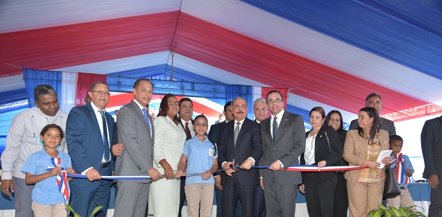  Presidente Danilo Medina entrega cuatro centros educativos del nivel primario y secundario en La Vega