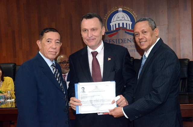  Ministerio de Interior y Policía juramenta 38 extranjeros como dominicanos