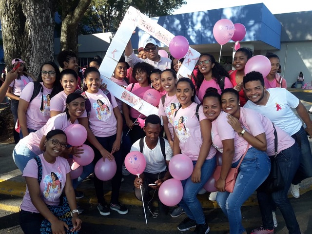  Cientos de ciudadanos marchan contra el cáncer de mama con el Moscoso Puello