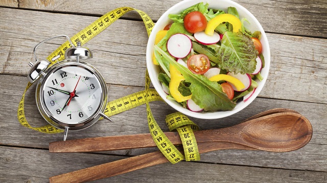  Experto en dietas aconseja cenar a las 2 de la tarde para tener un peso sano