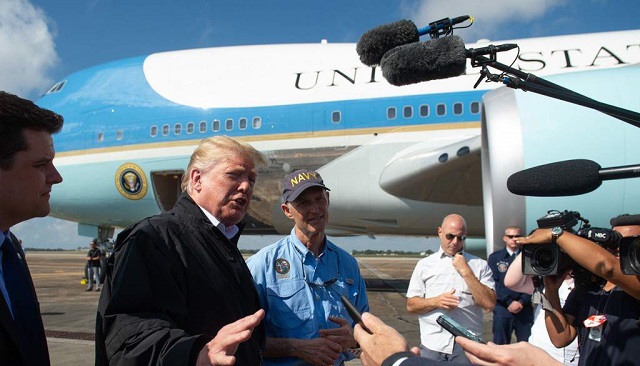  Presidente estadounidense Donald Trump y la primera dama Melania Trump llegan a la Florida para recorrer las zonas afectadas por el huracán Michael