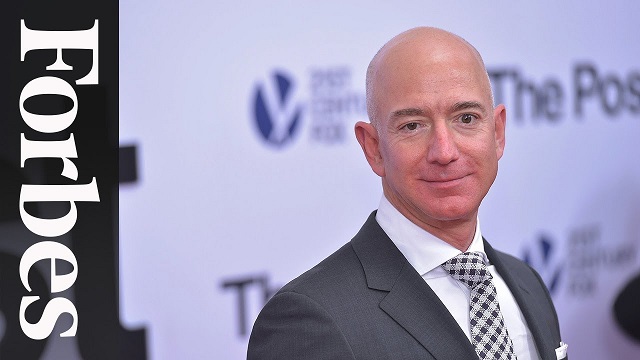  Jeff Bezos, fundador y director de Amazon, con una fortuna estimada de 160.000 millones de dólares, destronó a Bill Gates en la lista de Forbes de los 400 más ricos de Estados Unidos