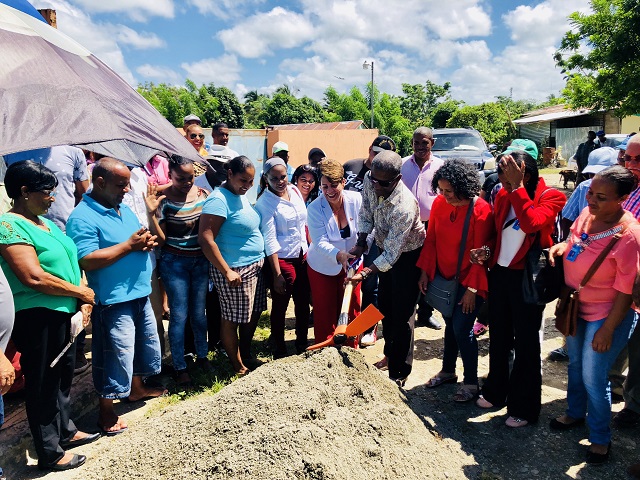  Alcaldesa y Presidente de BRA Dominicana dan primer picazo para el proyecto sistema de agua para el Barrio Kilombo y aledaños