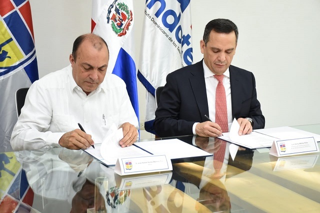  Indotel y Loyola firman convenio de financiamiento para programa de becas a mujeres en las TIC-San Cristóbal