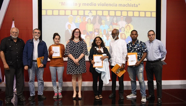  Ministerio de la Mujer premia a ganadores del Festival del minuto y medio violencia machista