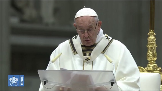  Homilía del Papa Francisco en la Misa de la Solemnidad de la Natividad del Señor: «Parece que el tener, el acumular cosas es para muchos el sentido de la vida. Una insaciable codicia atraviesa la historia humana, hasta las paradojas de hoy, cuando unos pocos banquetean espléndidamente y muchos no tienen pan para vivir».