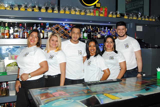  Parada 77 Bar, punto de referencia en la Zona Colonial, celebra su mayoría de edad