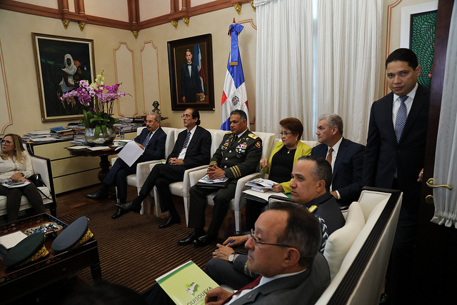  Presidente Danilo Medina trata con funcionarios sobre alfabetización *Video