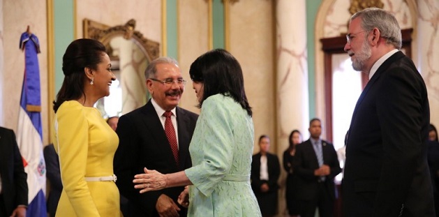  Presidente Danilo Medina y primera dama, Cándida Montilla, reciben saludos de Año Nuevo en Palacio Nacional *Video