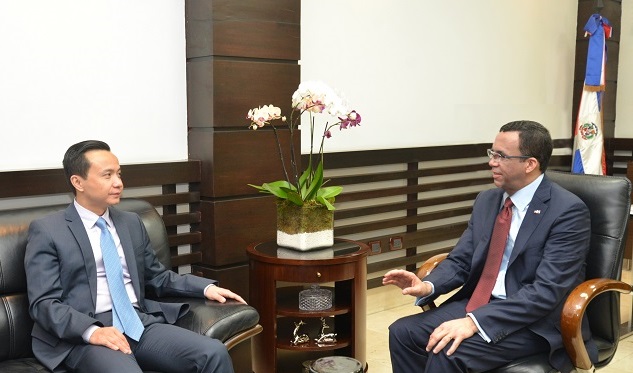  Ministro  de Educación Andrés Navarro recibió visita de cortesía del embajador de la República Popular China, Zhang Run, para establecer agenda de cooperación