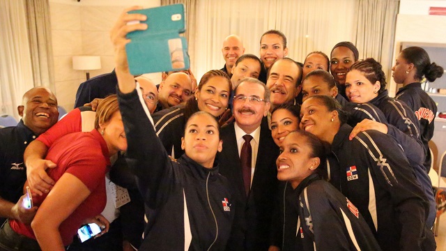  Presidente Danilo Medina felicita de manera efusiva Selección Nacional de Voleibol Femenino por ganar Serie del Caribe en Puerto Rico