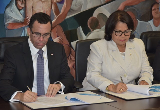  Ministro de Educación Andrés Navarro firma acuerdo con la UASD para fortalecer formación de docentes