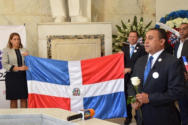  INVI deposita ofrenda floral en Altar de la Patria por 175 aniversario de la Independencia Nacional
