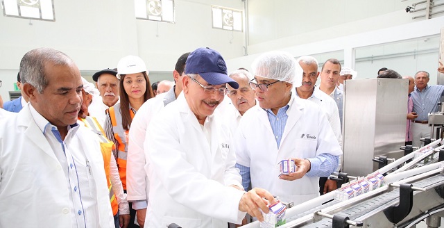  Presidente Danilo Medina entrega a ganaderos de Hato Mayor procesadora de lácteos, frutas y néctares, acordada en Visita Sorpresa