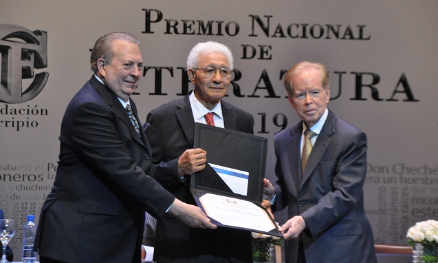  Manuel Matos Moquete recibe Premio Nacional de Literatura 2019