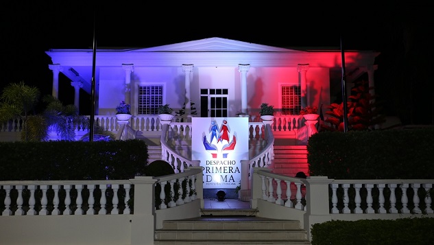  Personal del Despacho de la Primera Dama rinde homenaje por Mes de la Patria, edificio se ilumina con colores de la Bandera