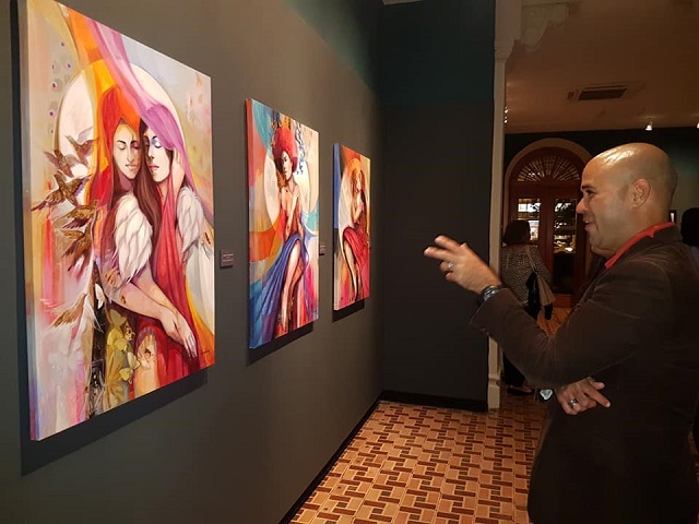  Yan Páez impresiona con su exposición “Bajo el Velo de un Romance”