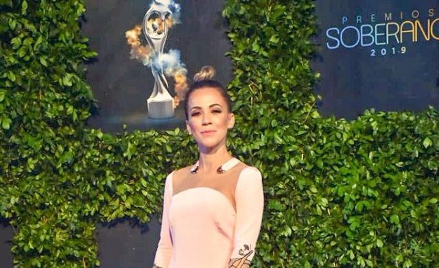  Karina Larrauri fue vestida de Oriette Domenech en Premios Soberano 2019