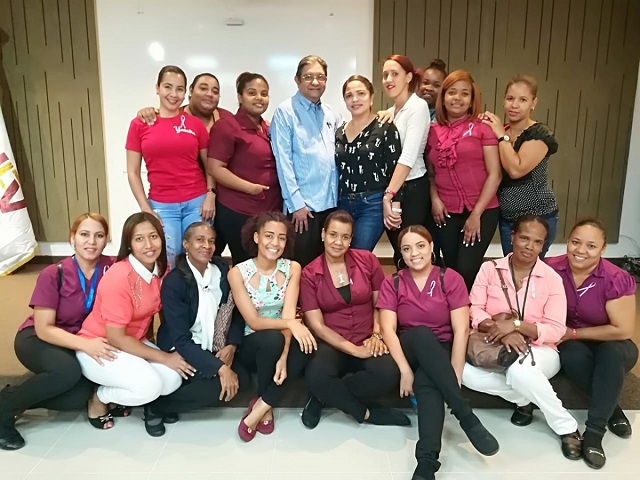  El Dr. Frank Espino imparte conferencia sobre cáncer de mama a estudiantes de la UNEV