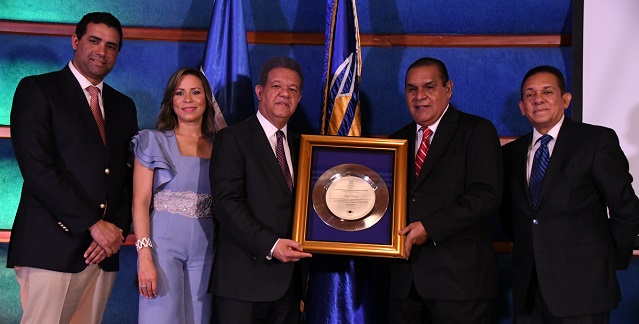  Leonel Fernández entregó los premios Funglode/GFDD 2018 en un acto en el que fueron reconocidos los periodistas Mario Rivadulla y Miguel Franjul