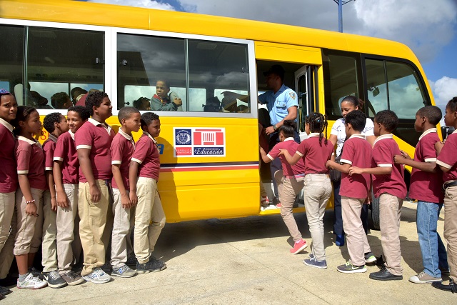  Estudiantes de la Escuela de Cristo Rey de San Francisco de Macorís reciben con regocijo autobús prometido por el Presidente Danilo Medina