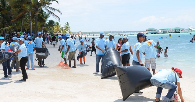  Ministerio de Turismo refuerza limpieza de playas por Semana Santa