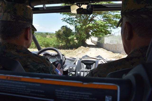  Ministro de Defensa junto al Comandante General del Ejército recorren la frontera sur del país