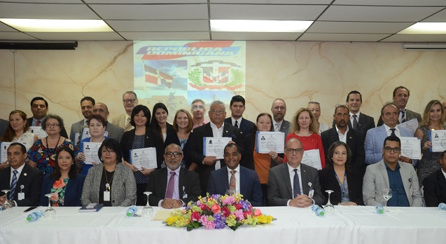  Ministerio de Interior y Policía juramenta a 29 extranjeros como dominicanos