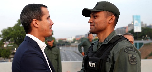  Tensión en Venezuela! Guaidó pide levantamiento militar para derrocar a Maduro