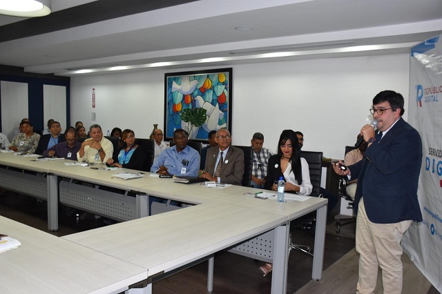  Encargados CAASD reciben conferencia “Sensibilización para una República Digital” impartida por INAP