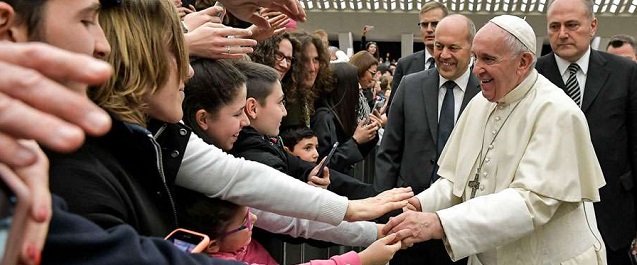  El Papa Francisco pide a los jóvenes que se liberen de la adicción al celular