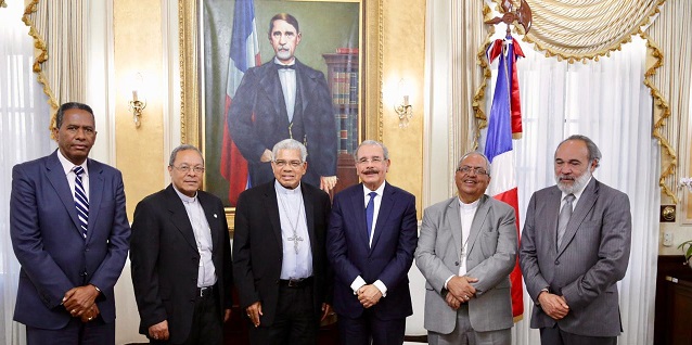  Presidente Danilo Medina recibió en su despacho del Palacio Nacional a monseñor Francisco Ozoria, arzobispo Metropolitano de Santo Domingo