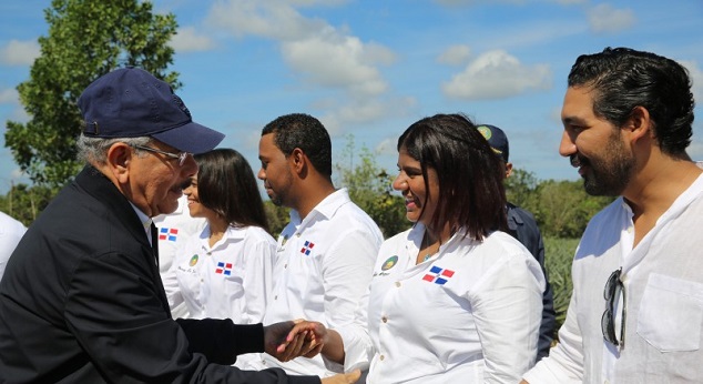 En Visita Sorpresa 244 Presidente Danilo Medina entrega moderna empacadora a jóvenes productores piña de Monte Plata: “Es la encarnación de mis ideas en la campaña electoral”