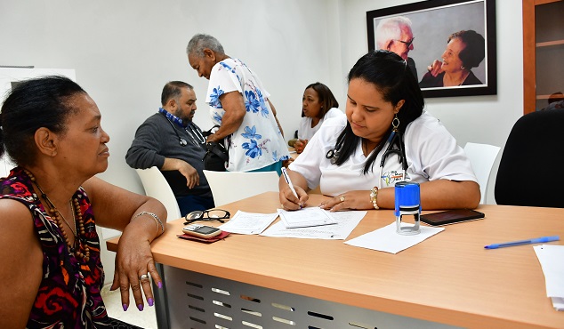  Adultos mayores se benefician de operativo médico preventivo en Ciudad Juan Bosch