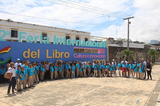  EDENORTE lleva estudiantes escuela de Santiago a Feria Internacional del Libro