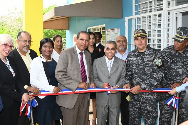  Promese/Cal inaugura dos Farmacias del Pueblo en La Romana