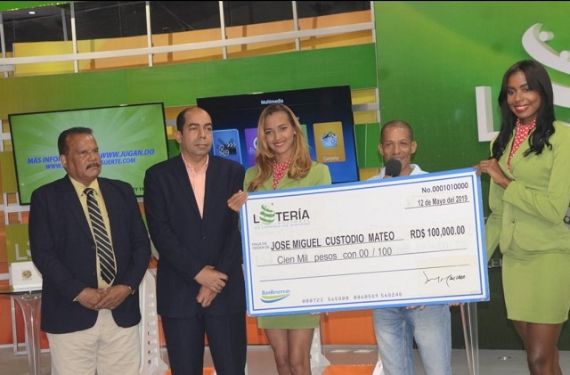  Lotería Nacional entrega premio de RD$100,000.00 a ganador de Billetes y Quinielas