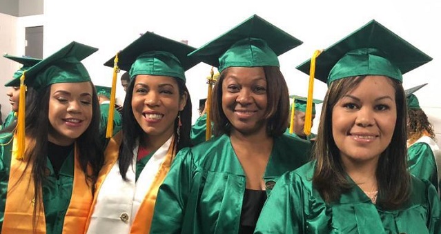  Dominicanos y otros hispanos se gradúan del Essex County College en Newark