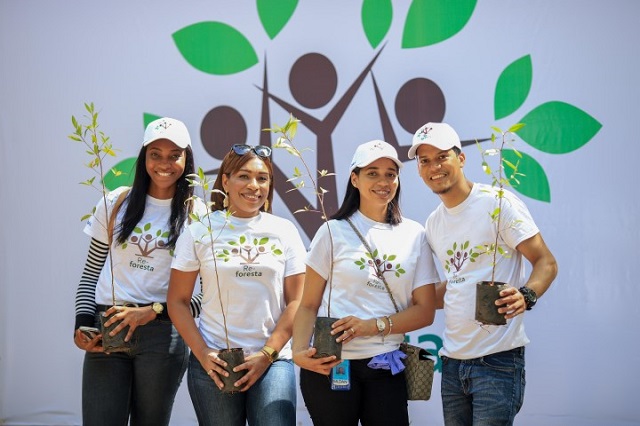  GILDAN realiza jornada de reforestación en Laguna Mallén