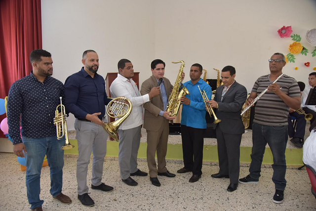  Educación entrega instrumentos musicales al Centro Educativo Miguel Ángel Jiménez de Santiago