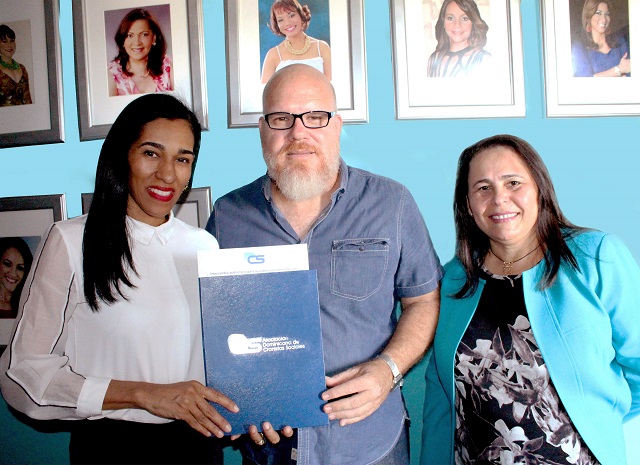  ADCS firma convenio con artesano Patricio Correa