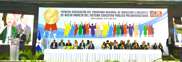  Ministro de Educación, Antonio Peña Mirabal, encabeza graduación de alrededor de 4 mil maestros del Programa Nacional de Inducción a Docentes