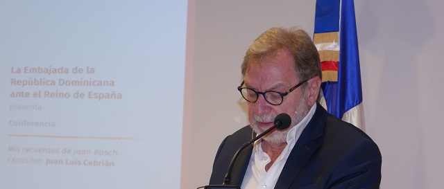  Así defendió Juan Luis Cebrián la trayectoria democrática de  Juan Bosch en Feria del Libro de Madrid