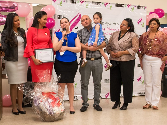  Mujeres de Ayer, Hoy y Siempre entrega en Newark donación a niña hispana con discapacidad