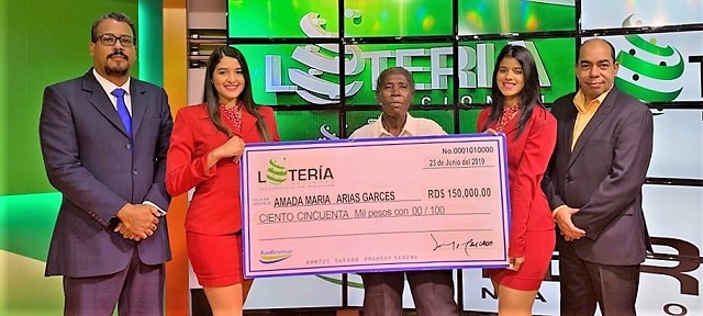  Lotería Nacional paga RD$150,000.00 a ganadora de una porción del Segundo premio del sorteo de billetes y quinielas