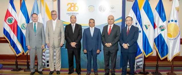  Gobernador del Banco Central Héctor Valdez Albizu resalta desempeño económico y fortaleza de turismo de RD