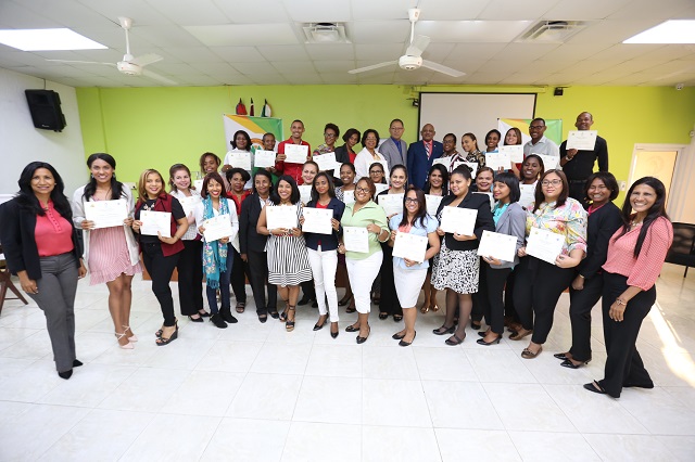  Despacho Primera Dama lleva a Santo Domingo Este y Oeste programa de formación «Construyendo familias»
