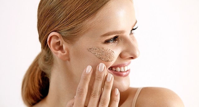  Beneficios de exfoliarnos el rostro